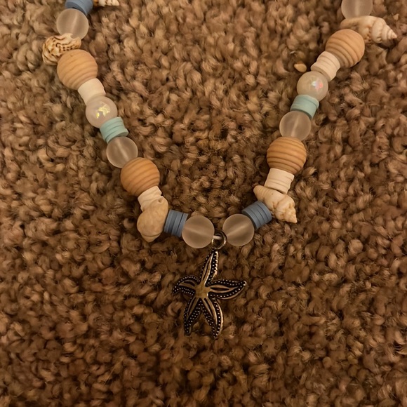 A necklace - Picture 2 of 2